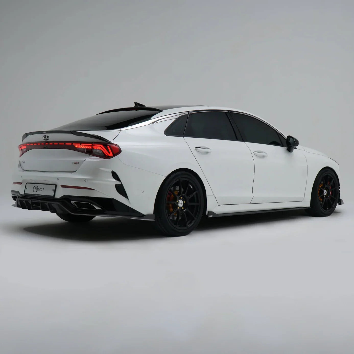 Kia K5 DL3 – progi boczne carbon ADRO