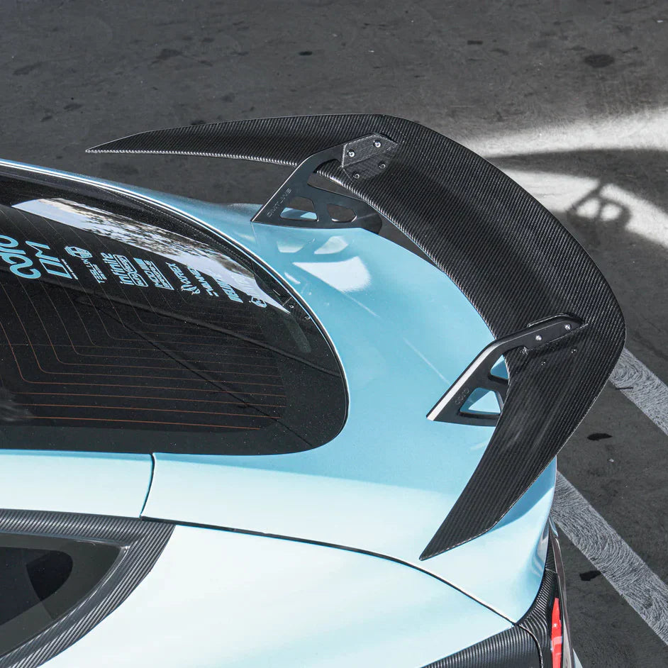 Tesla Model 3 – spojler Swan Neck ADRO (carbon)