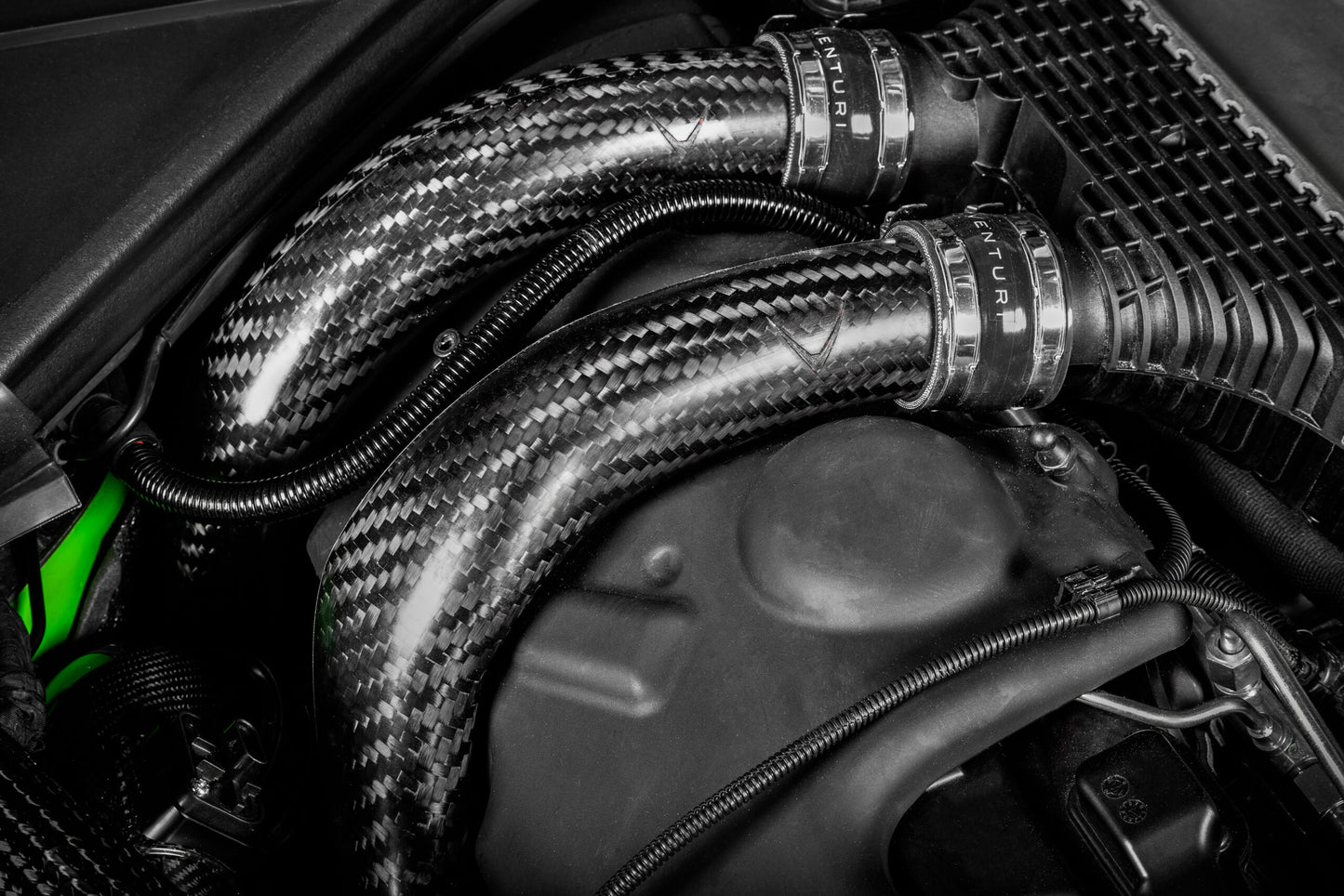 Produkt Eventuri Chargepipe BMW M2 Competition, M3/M4 z silnikiem S - widok boczny