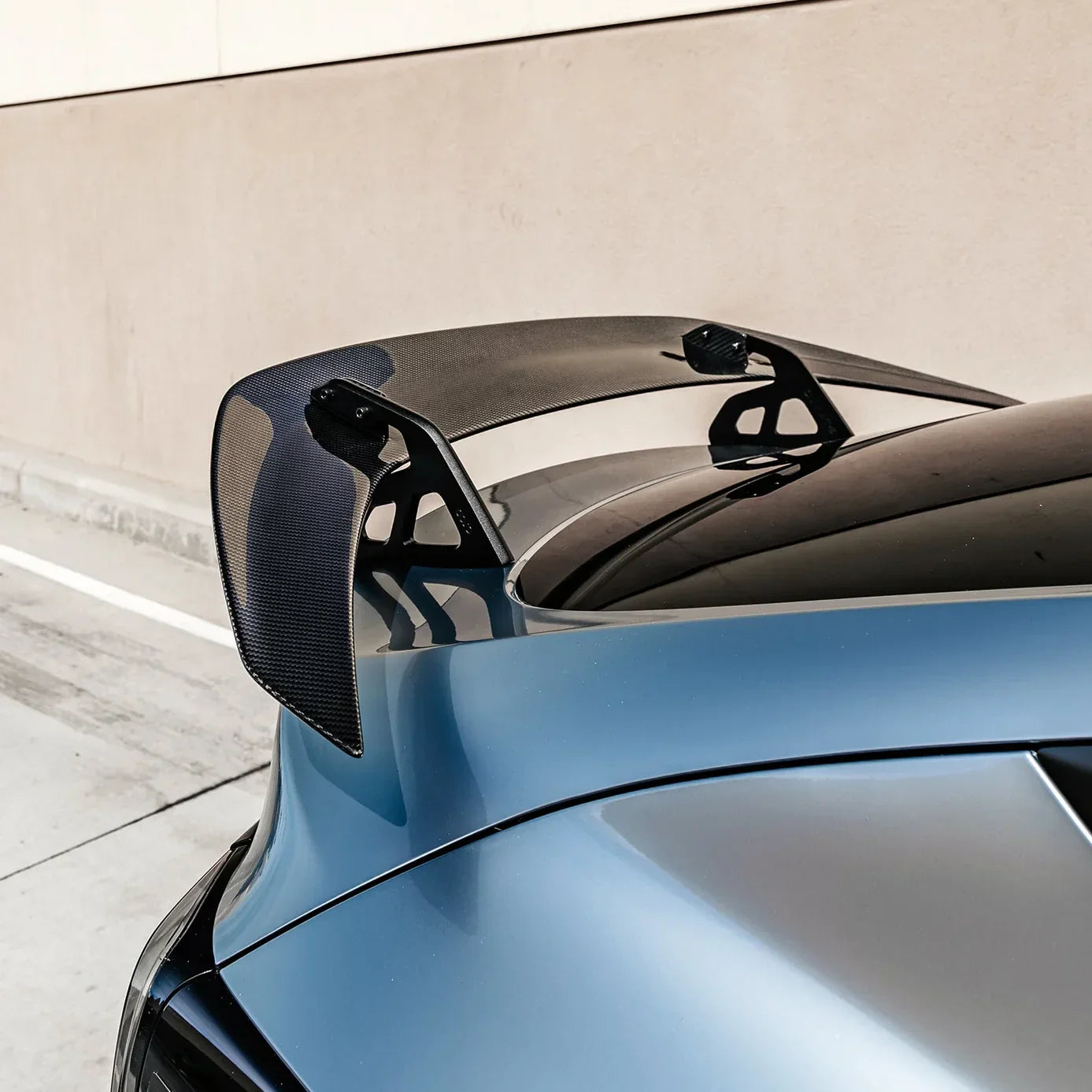 Tesla Model Y – skrzydło swan neck AT-S carbon ADRO