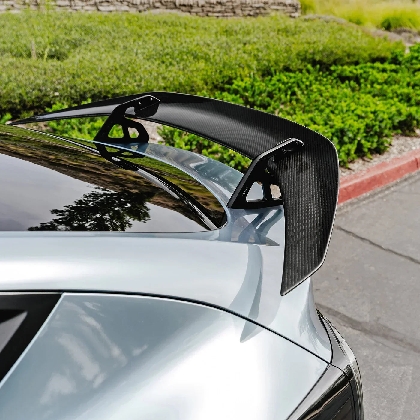 Tesla Model Y – skrzydło swan neck AT-S carbon ADRO