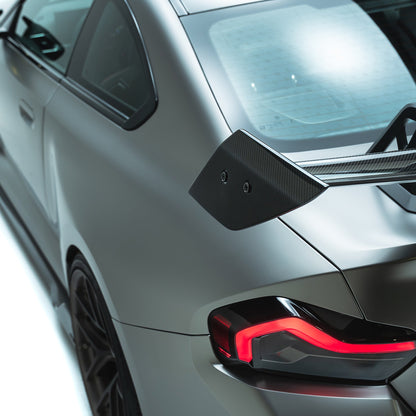 BMW G87 M2 – skrzydło Swan Neck AT-R3 z płaskimi końcówkami carbon pre-preg ADRO