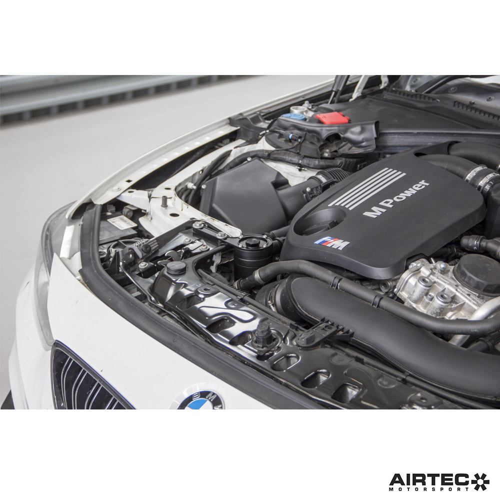 AIRTEC Motorsport Odma oleju do BMW M2 Comp / M3 / M4 F8x S55 (8)