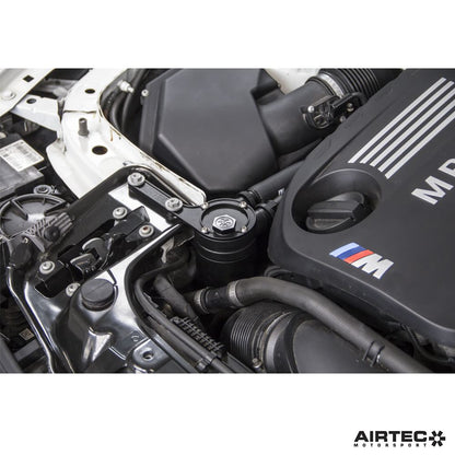 AIRTEC Motorsport Odma oleju do BMW M2 Comp / M3 / M4 F8x S55 (9)