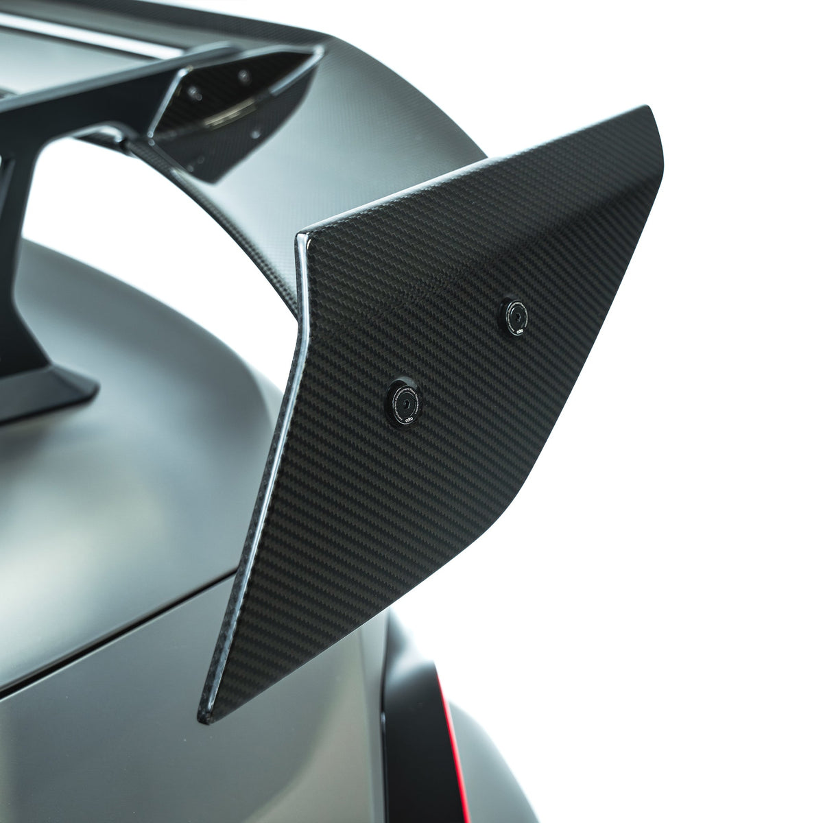 BMW G87 M2 – skrzydło Swan Neck AT-R3 z płaskimi końcówkami carbon pre-preg ADRO