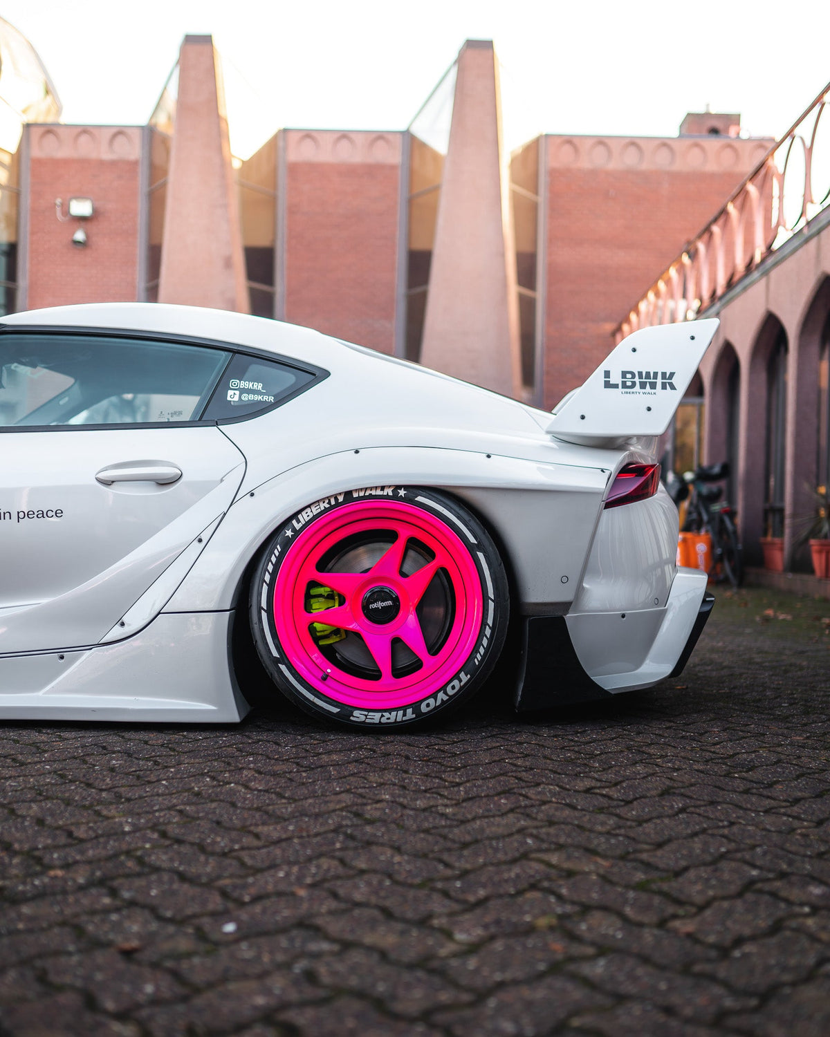 Toyota GR Supra A90 – bodykit widebody LB-WORKS V2 z maską FRP Liberty Walk – zdjęcie 29
