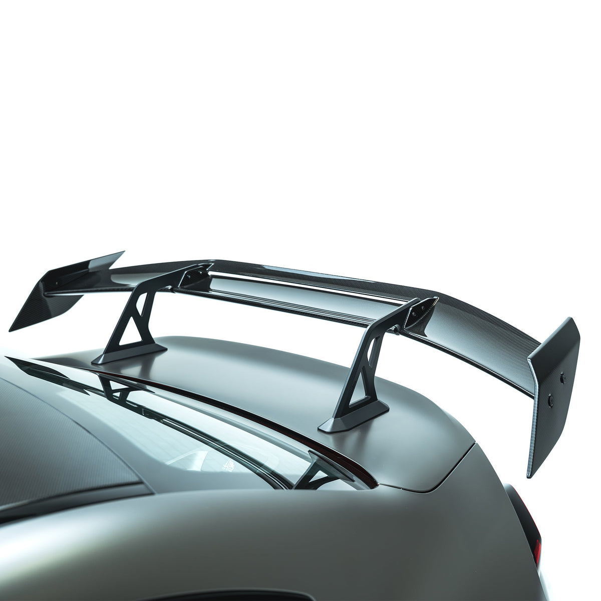 BMW G87 M2 – skrzydło Swan Neck AT-R3 z płaskimi końcówkami carbon pre-preg ADRO