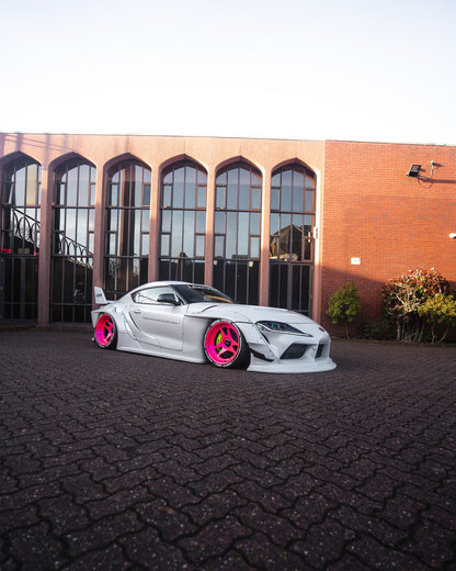 Toyota GR Supra A90 – bodykit widebody LB-WORKS V2 z maską FRP Liberty Walk – zdjęcie 18