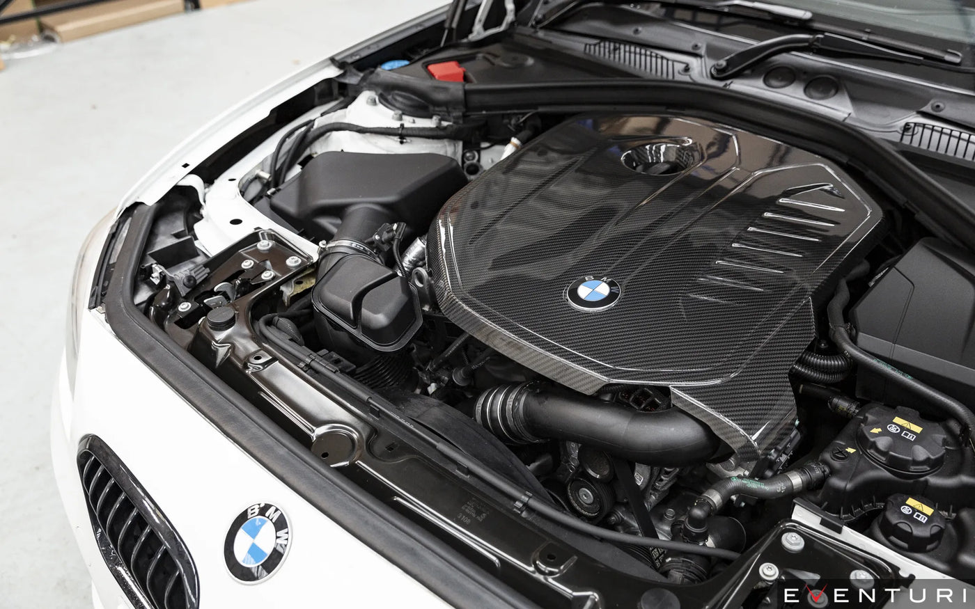 Eventuri Engine Cover BMW B58 – montaż w komorze (widok z góry)