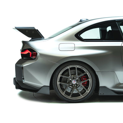 BMW G87 M2 – skrzydło Swan Neck AT-R3 z płaskimi końcówkami carbon pre-preg ADRO