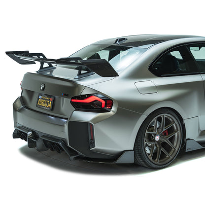 BMW G87 M2 – skrzydło Swan Neck AT-R3 z płaskimi końcówkami carbon pre-preg ADRO