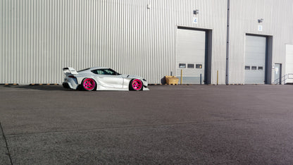 Toyota GR Supra A90 – bodykit widebody LB-WORKS V2 z maską FRP Liberty Walk – zdjęcie 22
