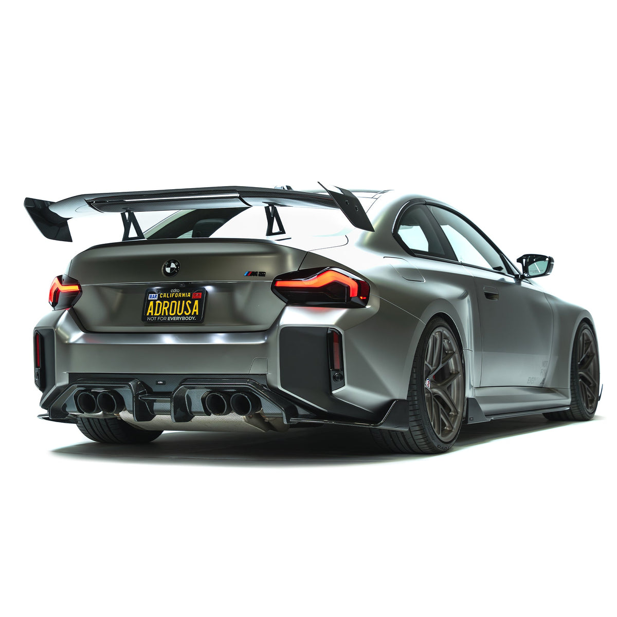 BMW G87 M2 – skrzydło Swan Neck AT-R3 z płaskimi końcówkami carbon pre-preg ADRO