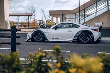 Toyota GR86 / Subaru BRZ (ZN8/ZD8) – bodykit widebody LB-Nation wymienne błotniki z wlotami carbon Liberty Walk – zdjęcie 1