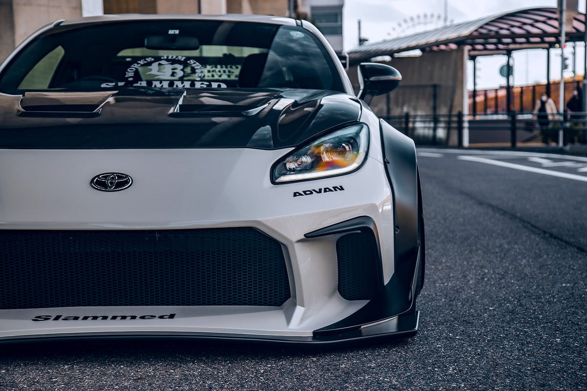 Toyota GR86 / Subaru BRZ (ZN8/ZD8) – bodykit widebody LB-Nation wymienne błotniki z wlotami bez skrzydła FRP Liberty Walk – zdjęcie 1