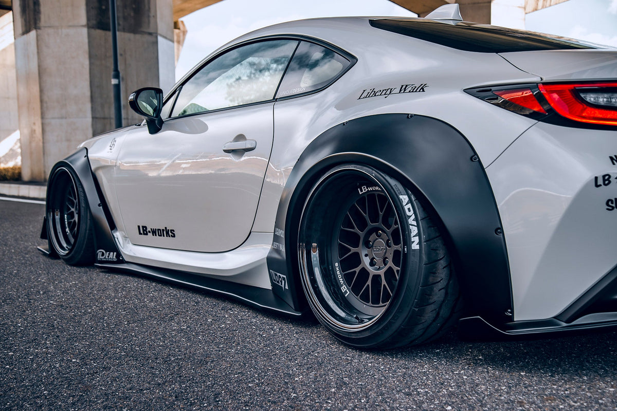 Toyota GR86 / Subaru BRZ (ZN8/ZD8) – bodykit widebody LB-Nation wymienne błotniki z wlotami bez skrzydła FRP Liberty Walk – zdjęcie 2