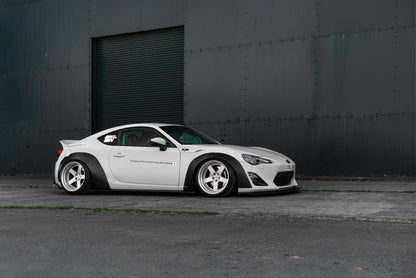Toyota GT86 (ZN6, do 2015) – bodykit widebody LB-Nation V2 Lip Type Ducktail FRP Liberty Walk – zdjęcie 2
