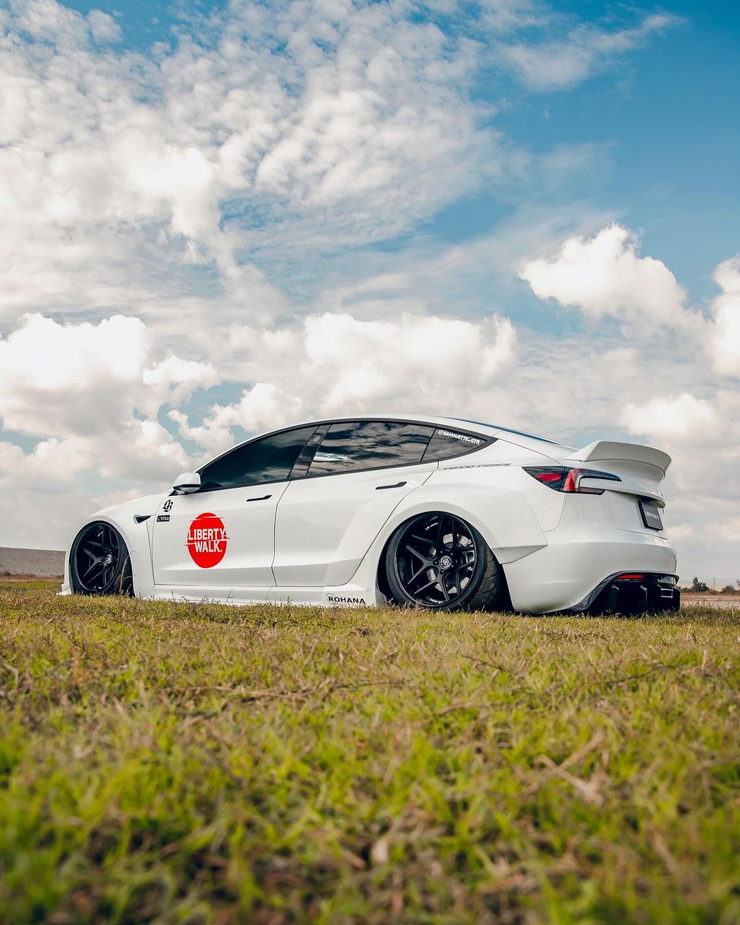 Tesla Model 3 – bodykit widebody LB-E-WORKS FRP Liberty Walk – zdjęcie 2