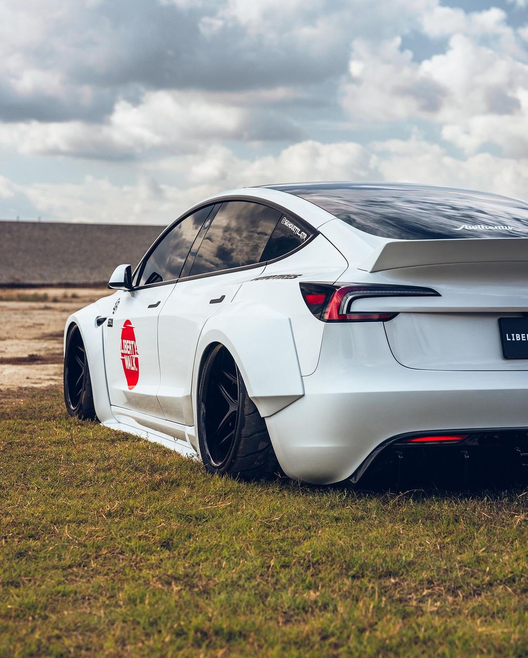 Tesla Model 3 – bodykit widebody LB-E-WORKS FRP Liberty Walk – zdjęcie 4