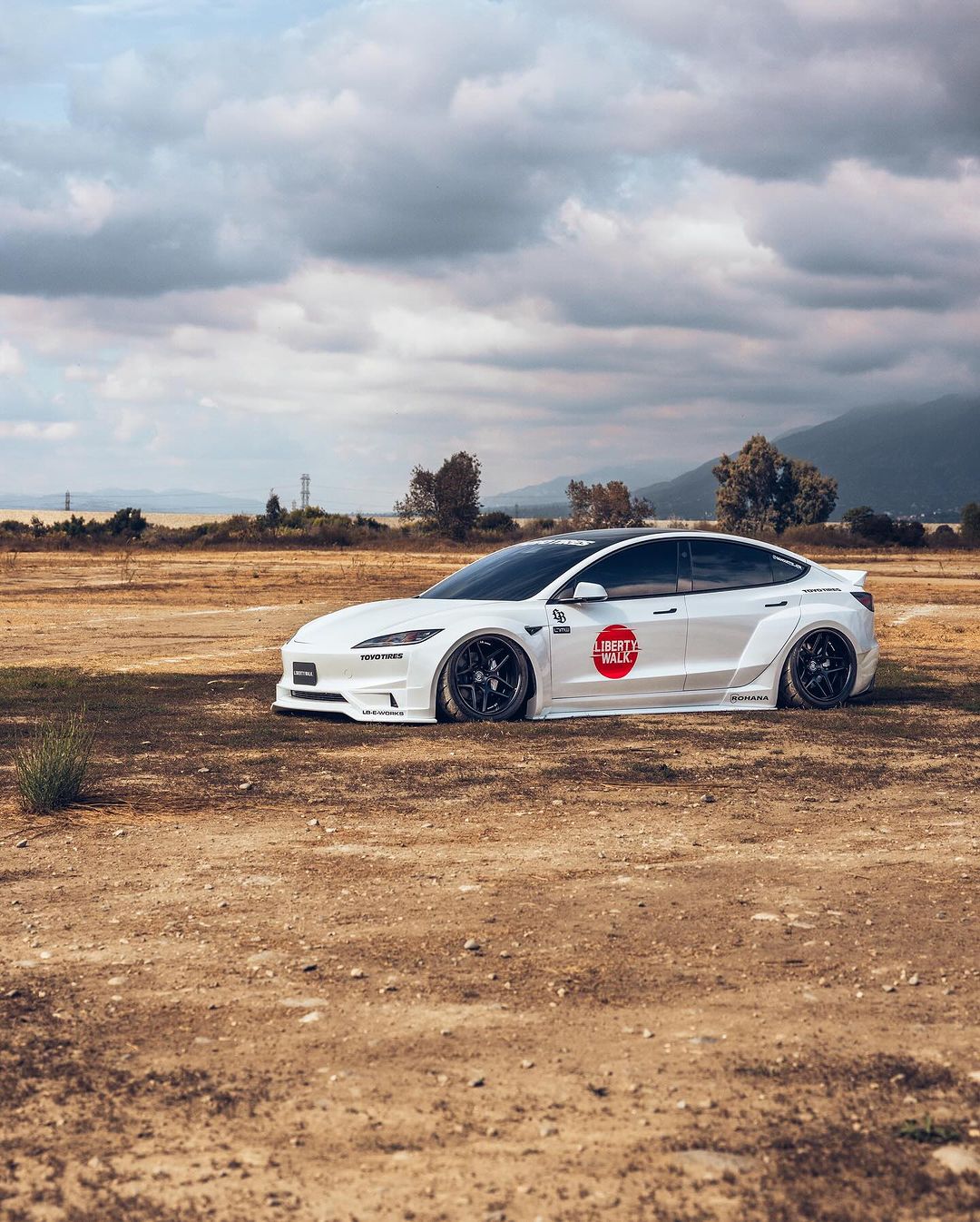 Tesla Model 3 – bodykit widebody LB-E-WORKS FRP Liberty Walk – zdjęcie 11