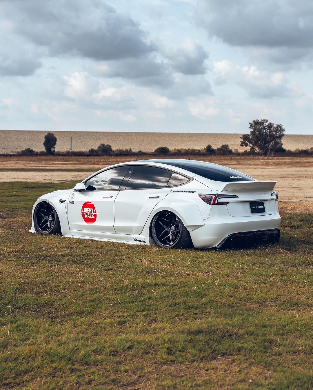 Tesla Model 3 – bodykit widebody LB-E-WORKS FRP Liberty Walk – zdjęcie 12