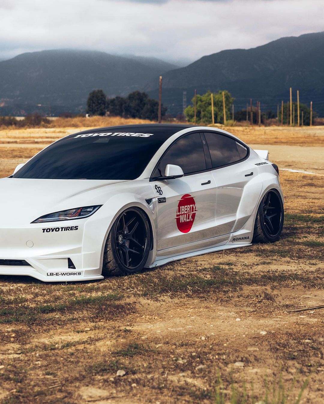 Tesla Model 3 – bodykit widebody LB-E-WORKS FRP Liberty Walk – zdjęcie 3