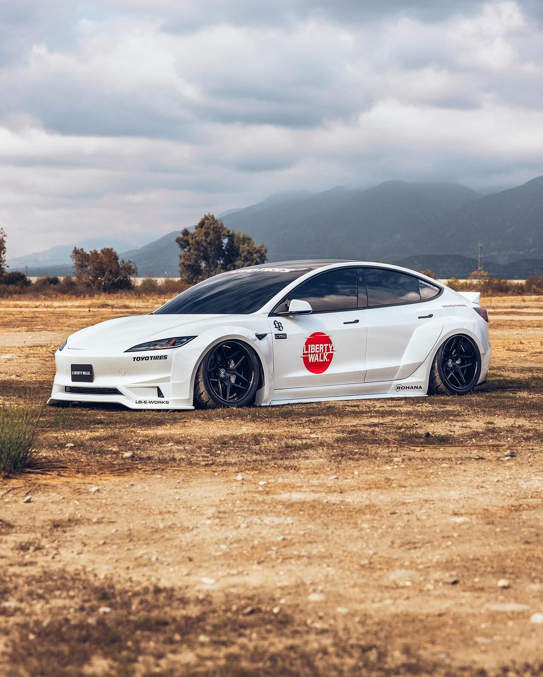Tesla Model 3 – bodykit widebody LB-E-WORKS FRP Liberty Walk – zdjęcie 1