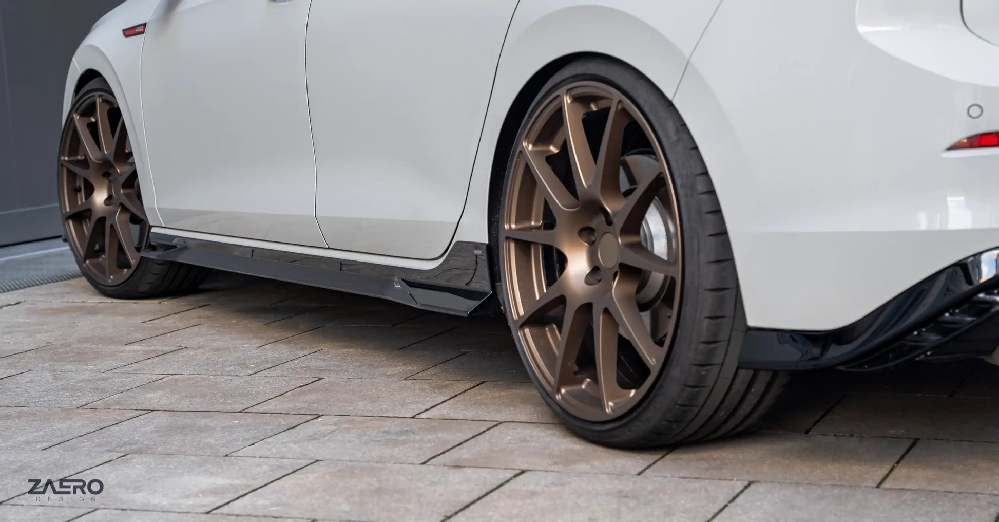 ZAERO DESIGN Progi boczne VW Golf 8 R (2020–2024)