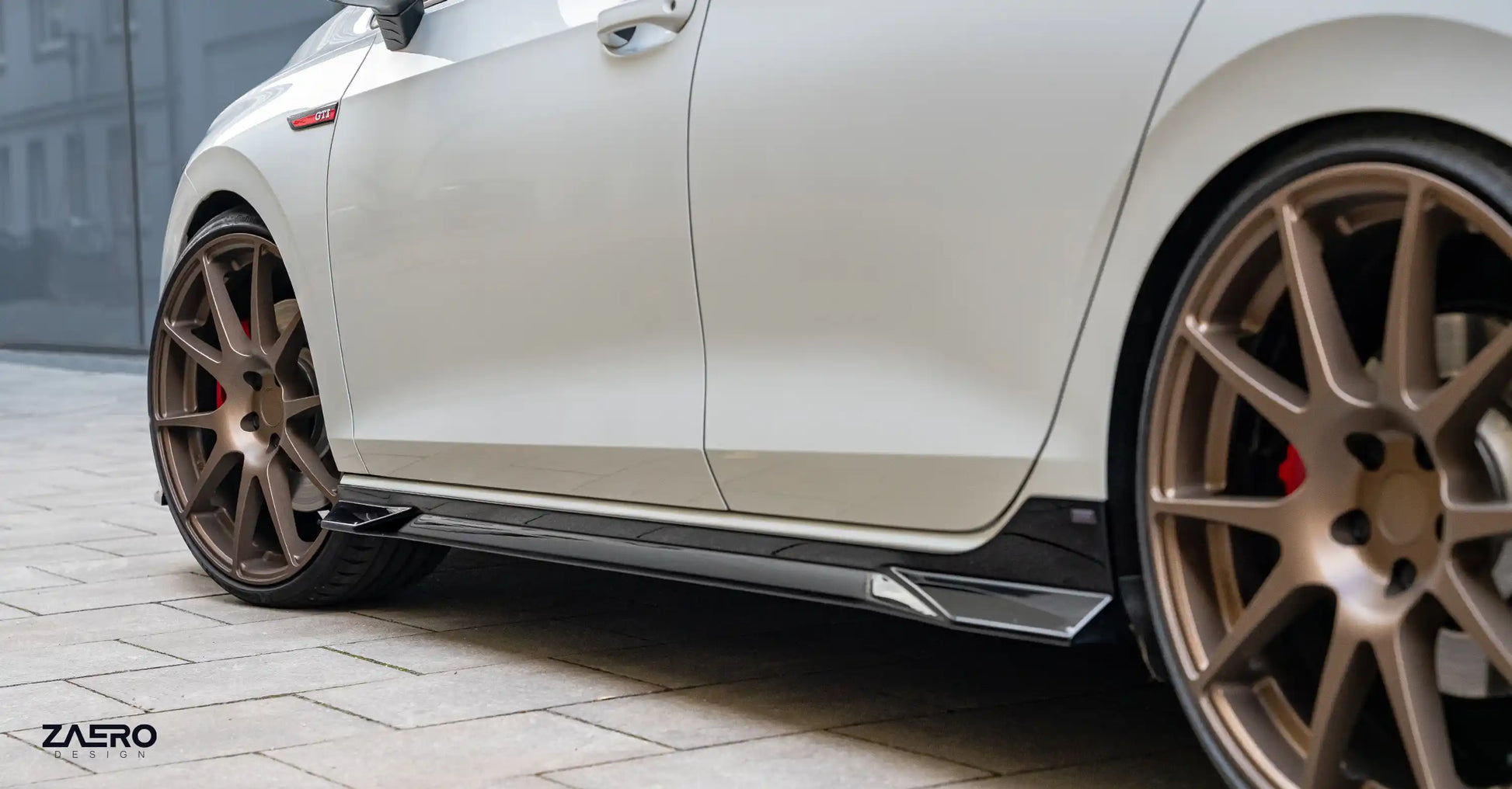 ZAERO DESIGN Progi boczne VW Golf 8 R (2020–2024)