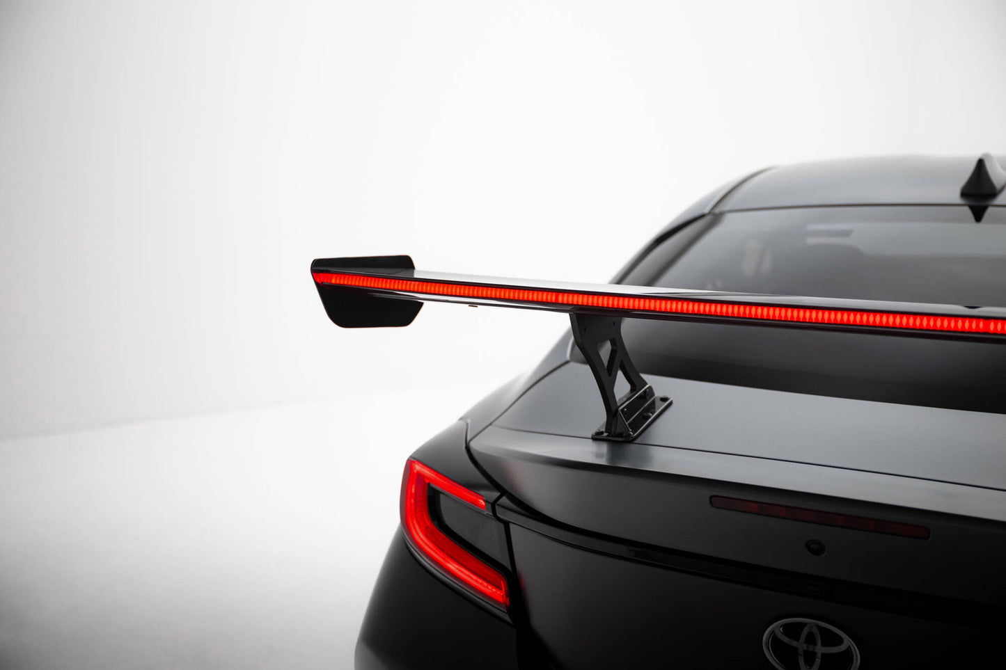 Karbonowy Spoiler LED Toyota GR86 / Subaru BRZ Mk2 Maxton