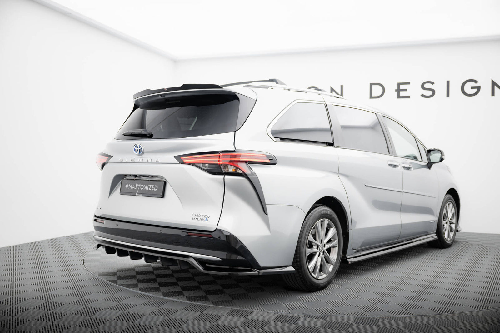 Zestaw Splitterów Maxton Design Toyota Sienna Mk4 (2020-)